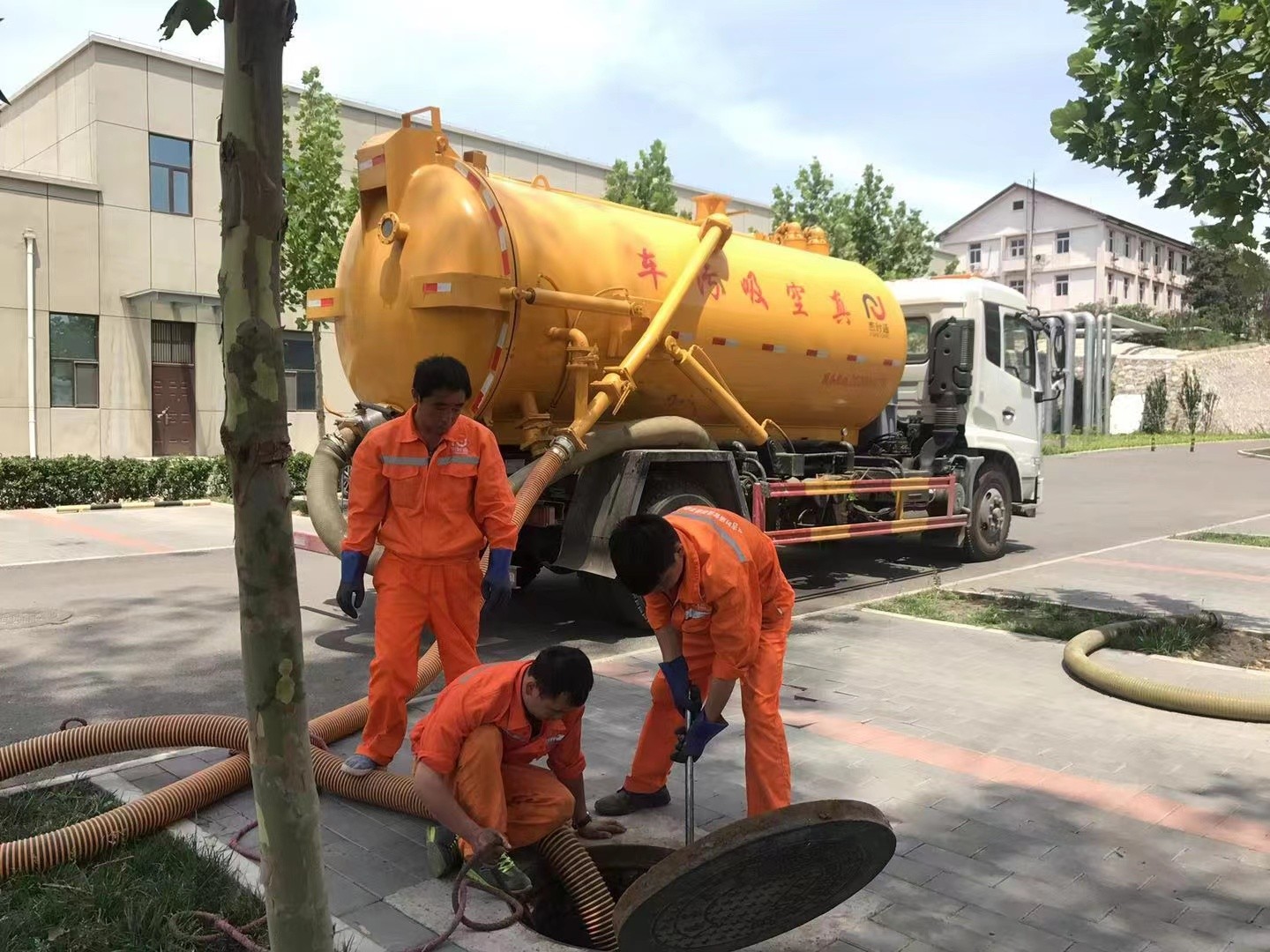 神农架管道疏通车停在窨井附近