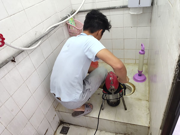 神农架管道堵塞冒臭气 专业师傅现场解决问题