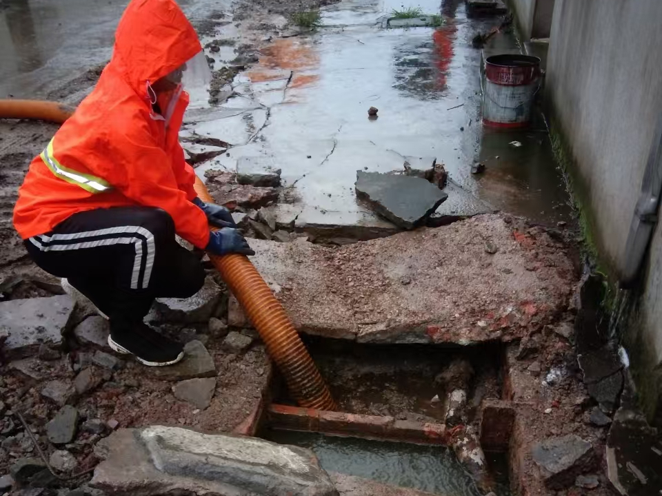 神农架专业清理污水池 炜誉市政以规范流程守护城市 “肠道”